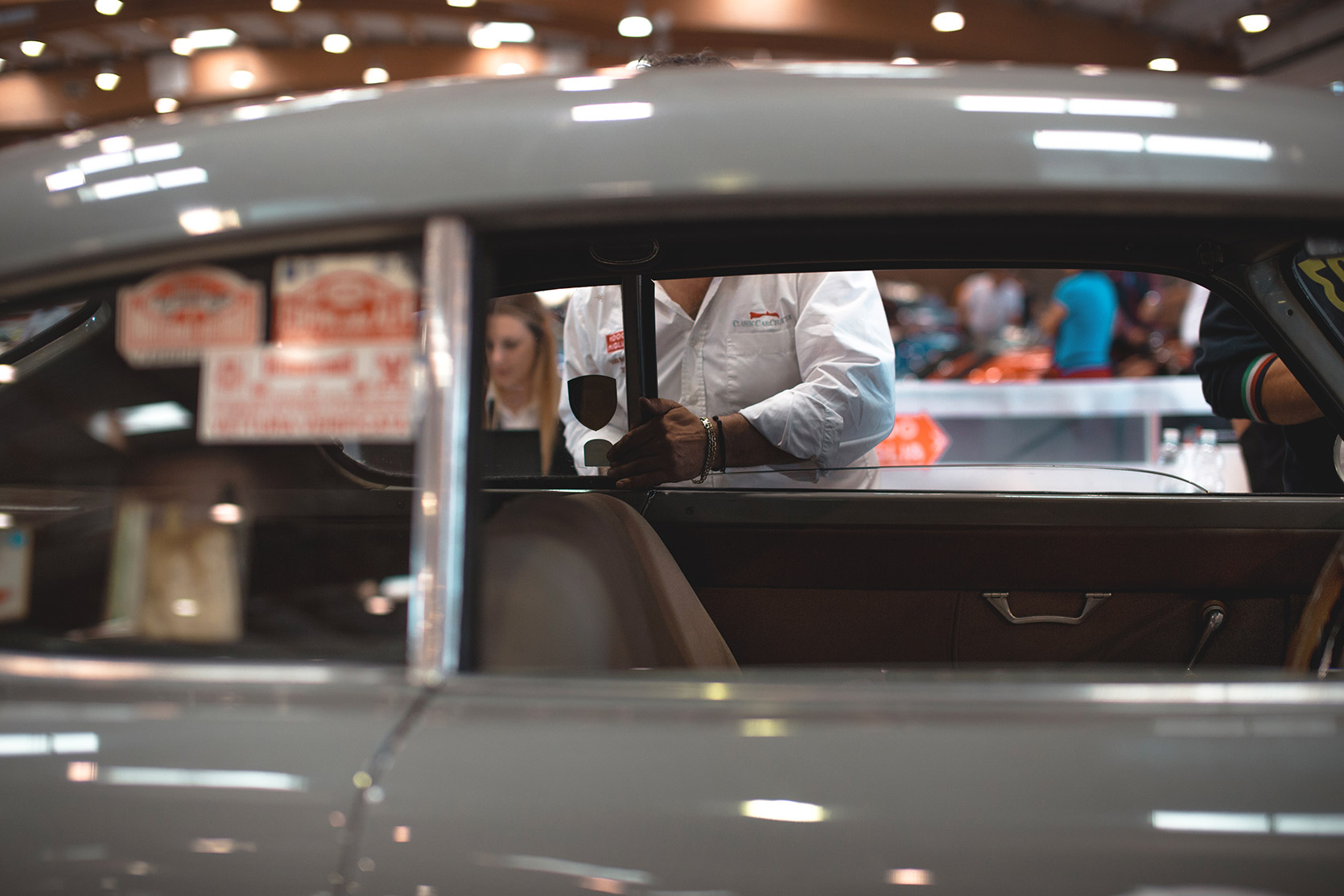 The owner of the Classic Car Charter pushing the Lancia Aurelia B20 from the side to the Mille Miglia checks