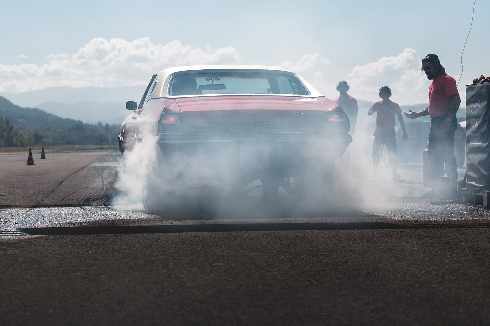 A Chevrolet Chevelle SS warm-up the tyres with a burnout at Rivanazzano Hills Race