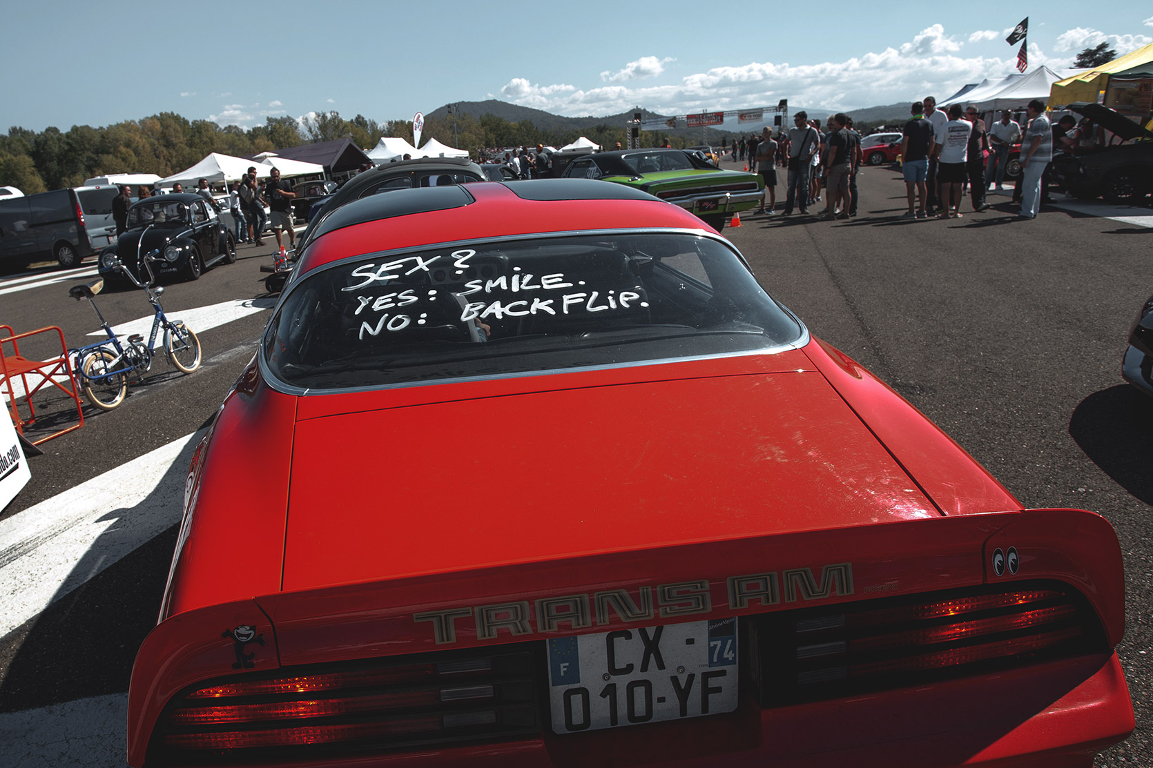 Hironic phrase on the rear window of a Pontiac Transam at Rivanazzano Hills Race