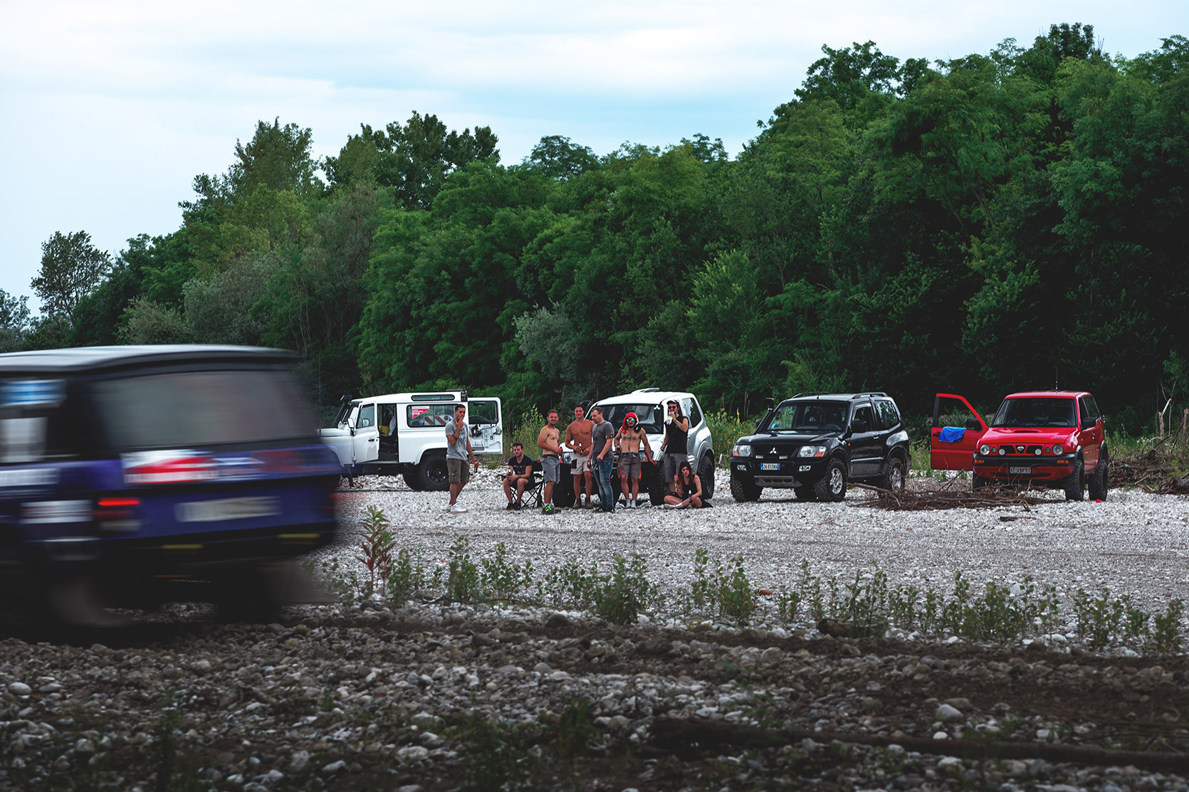 Enthusiasts watching a Range Rover passing throught at Italian Baja