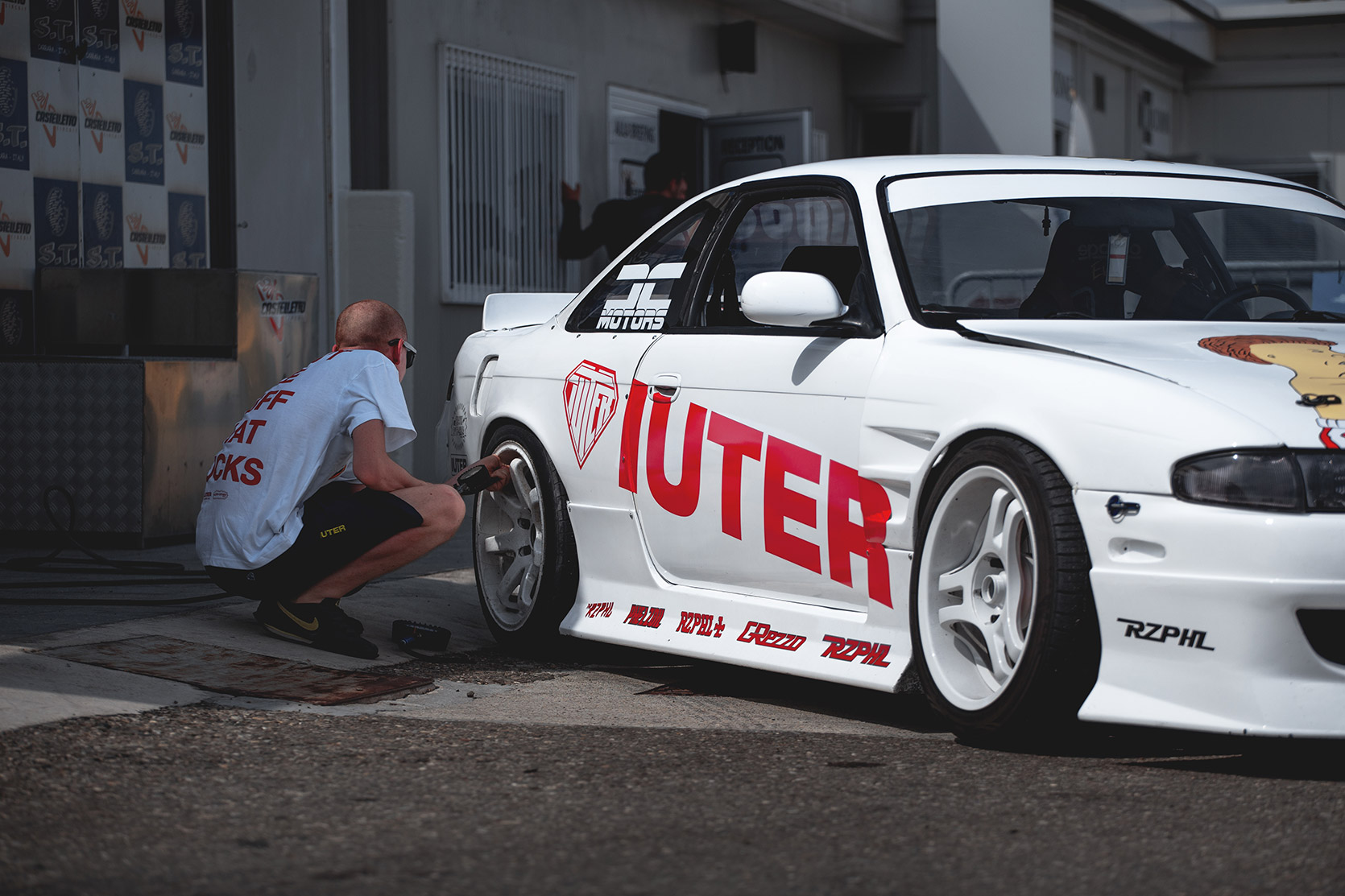Rizphel inflating a tyre on his Nissan Silvia S14