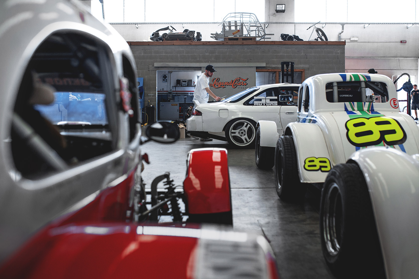 MH working on Rizphel's Nissan Silvia S14 in the Castelletto Circuit di Branduzzo garage