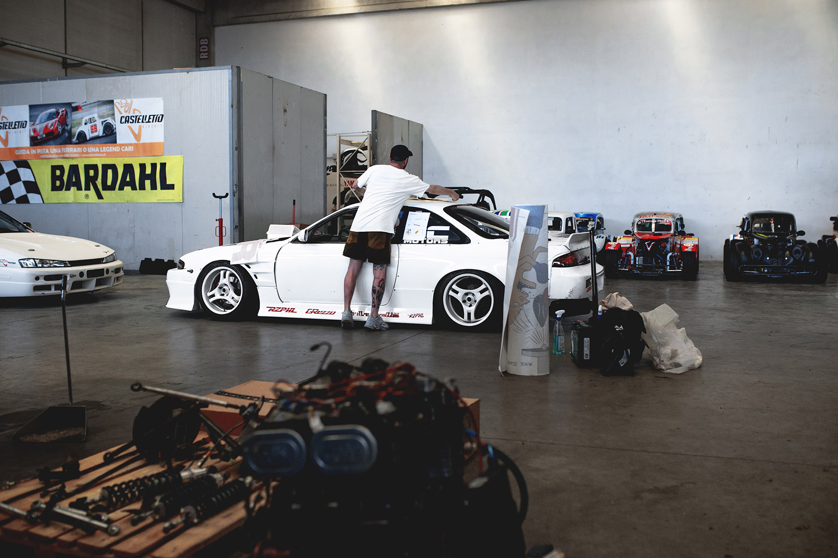 MH working on Rizphel's Nissan Silvia S14 in the Castelletto Circuit di Branduzzo Garage