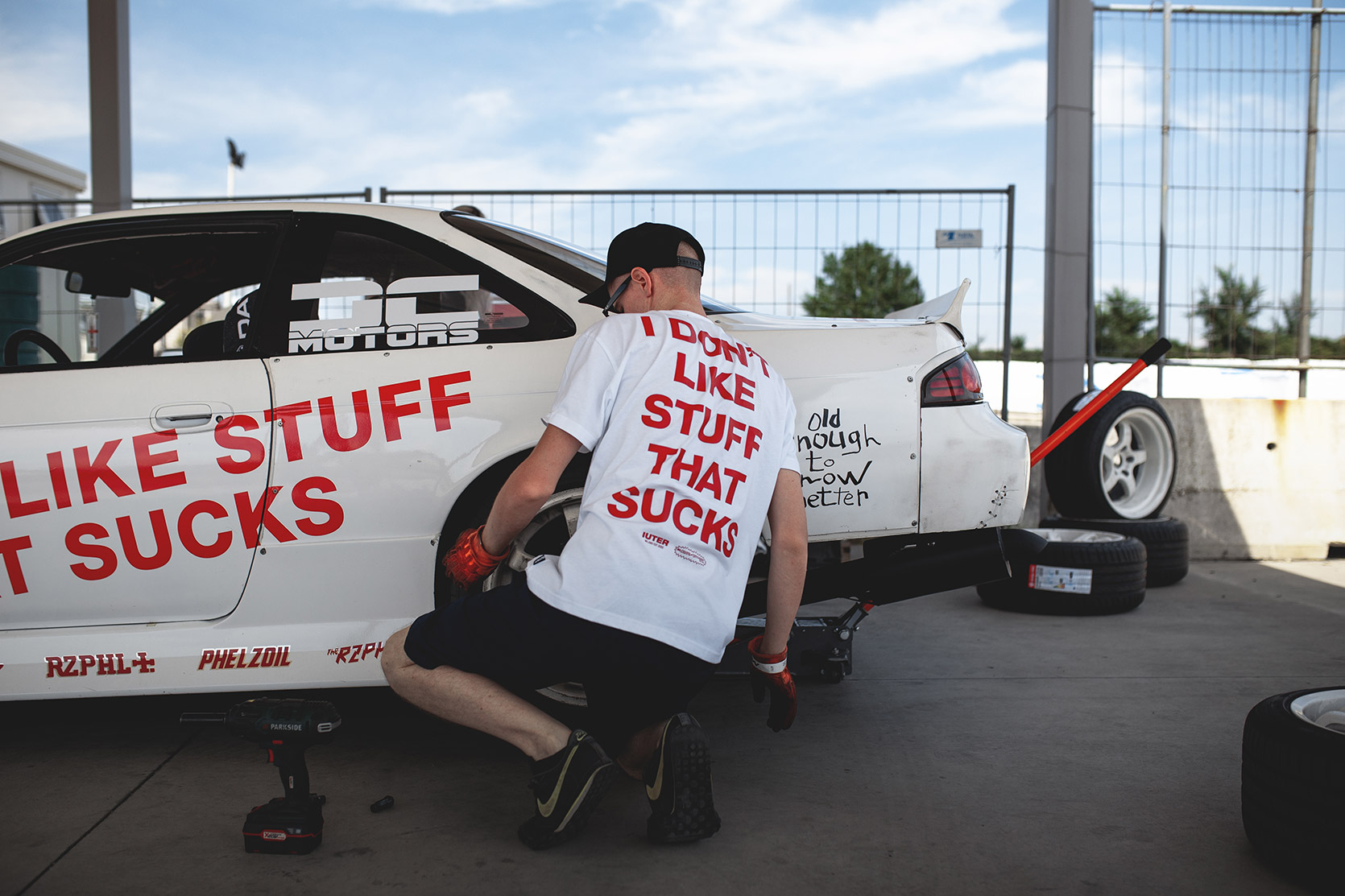 Rizphel preparing his Nissan Silvia S14 for the drift session