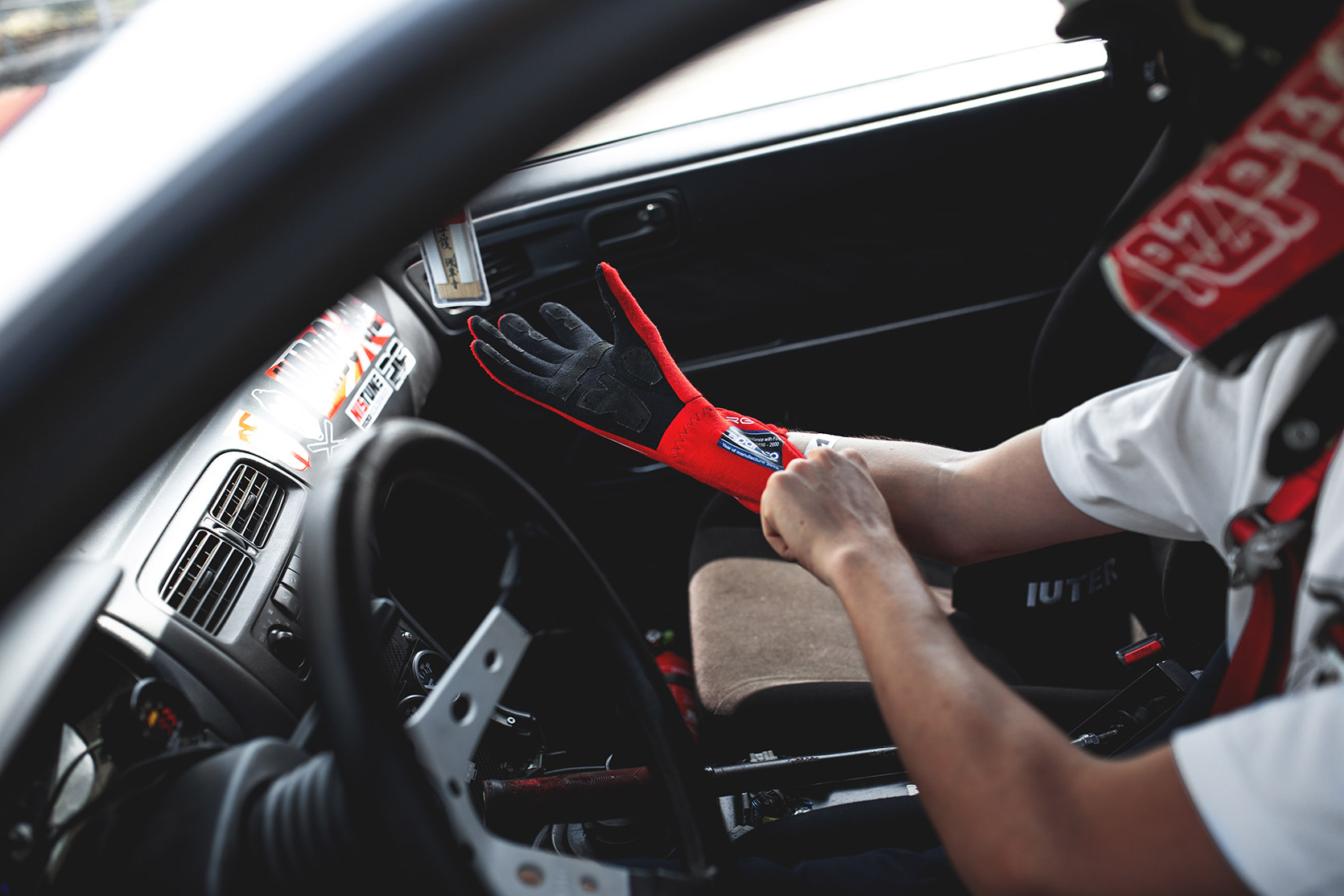 Rizphel wearing gloves in his Nissan Silvia S14