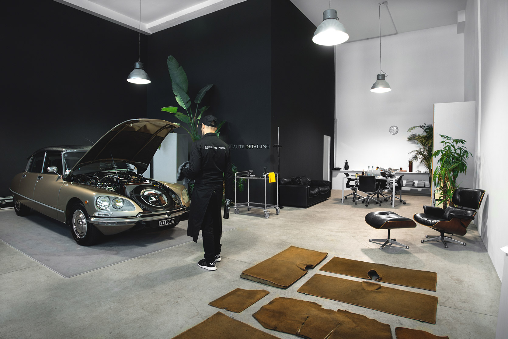 Marcello Mereu working on the Citroen DS