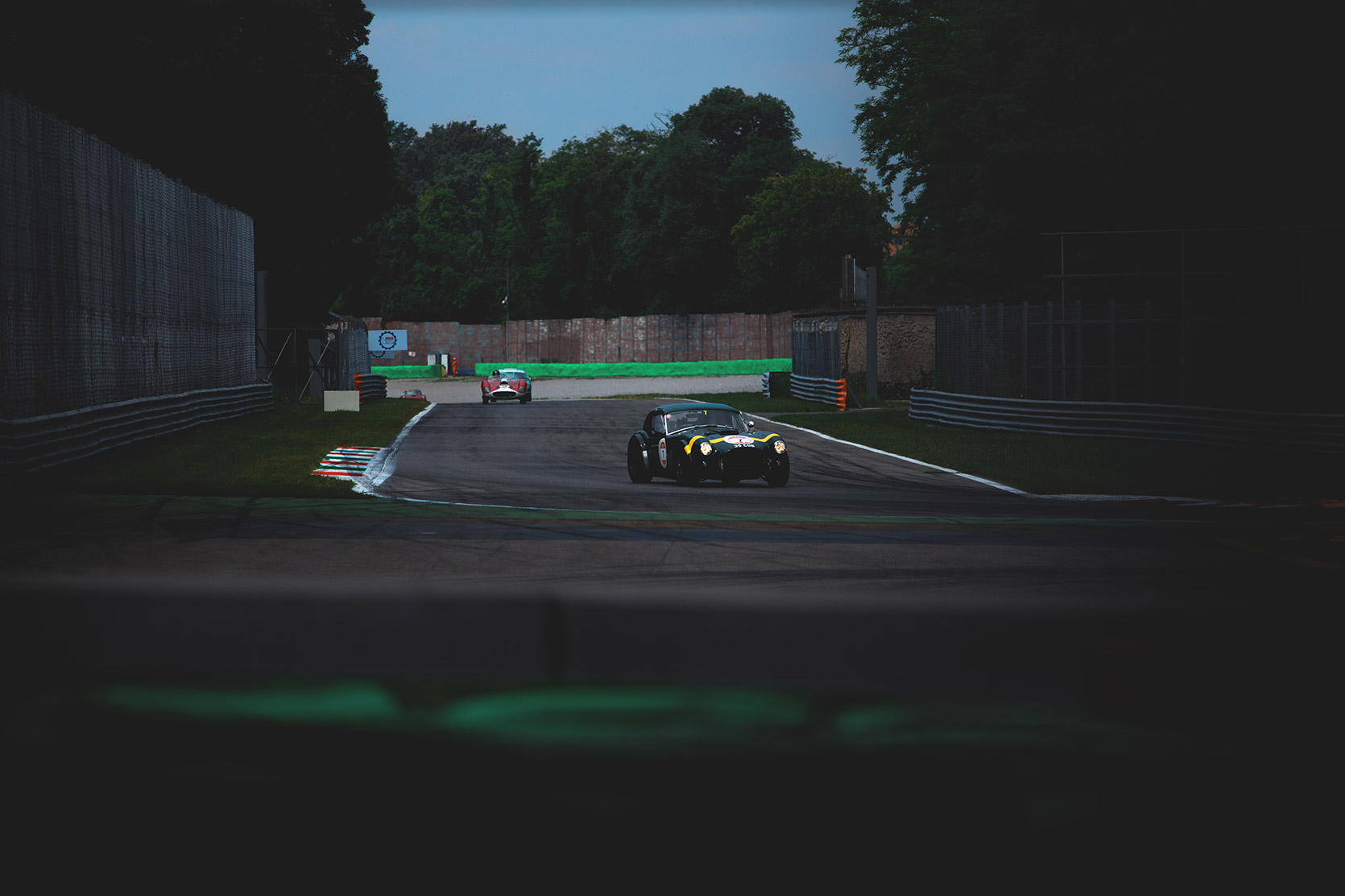 A Shelby Cobra 289 approching the Seconda Variante curve of Autodromo Nazionale Monza at Modena 100 Ore
