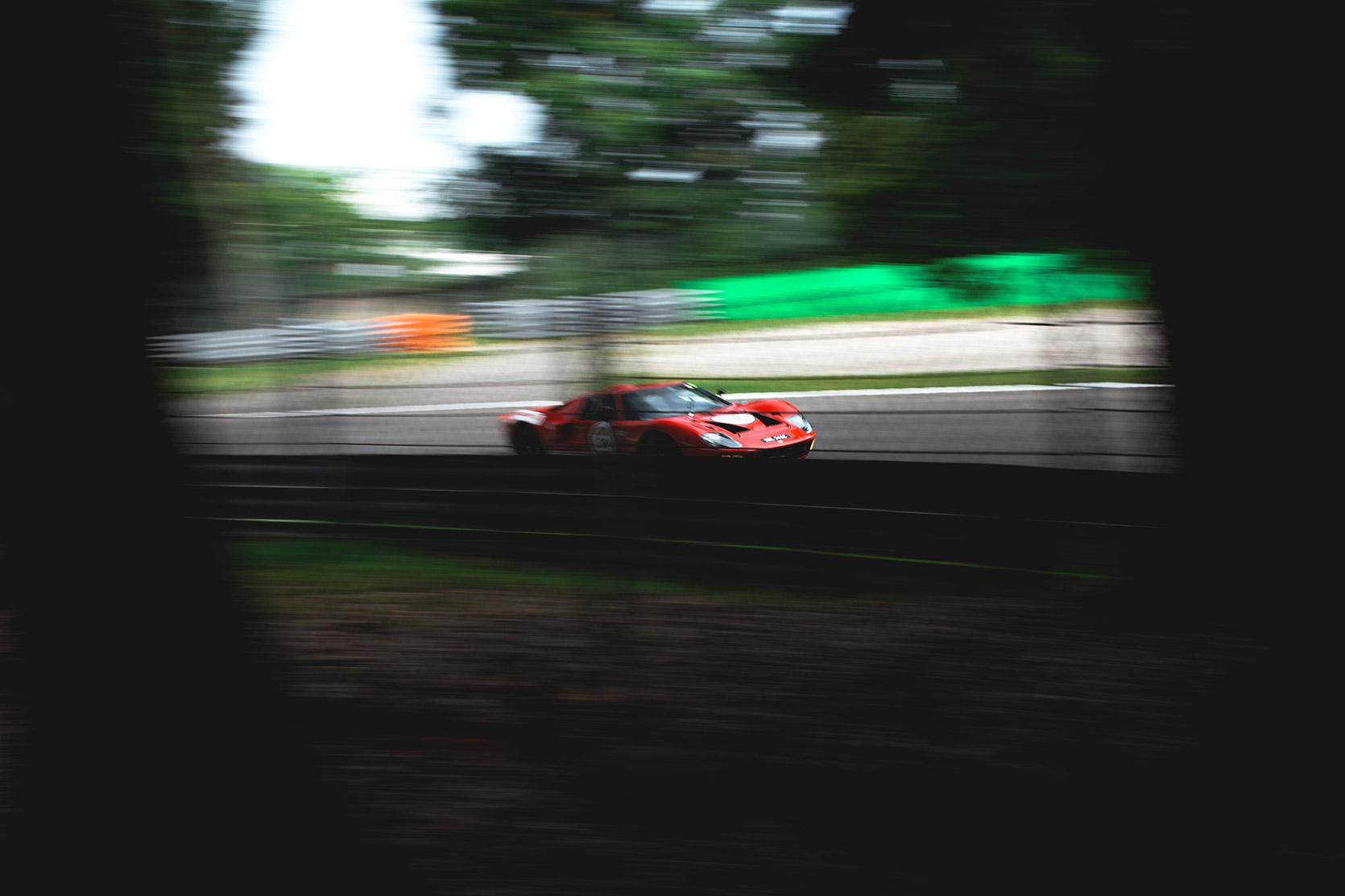 A Ford GT40 approching the Lesmo Curve of Autodromo Nazionale Monza at Modena 100 Ore