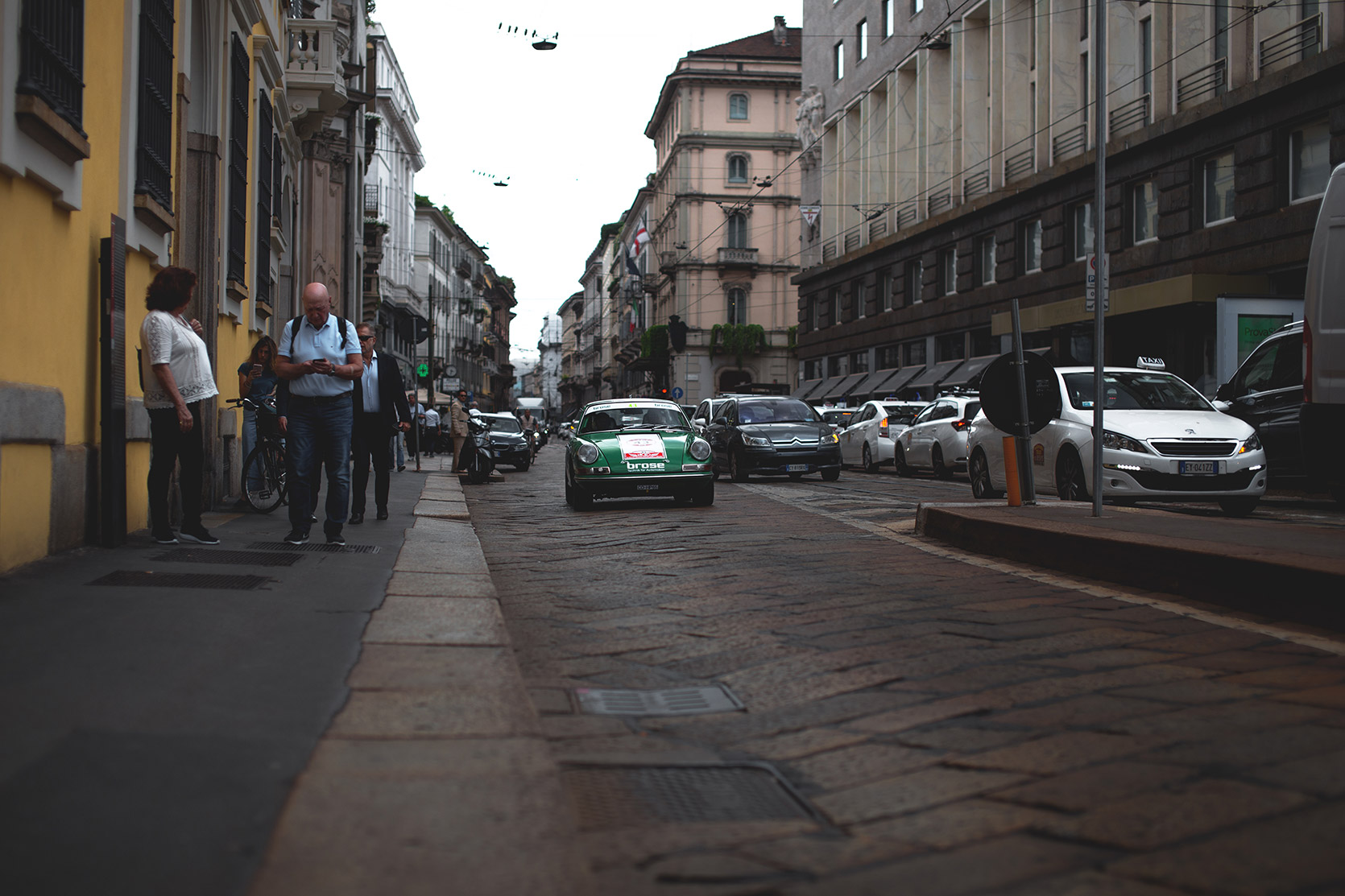 A Porsche 911 Carrera in the streets of Milano at Modena 100 Ore