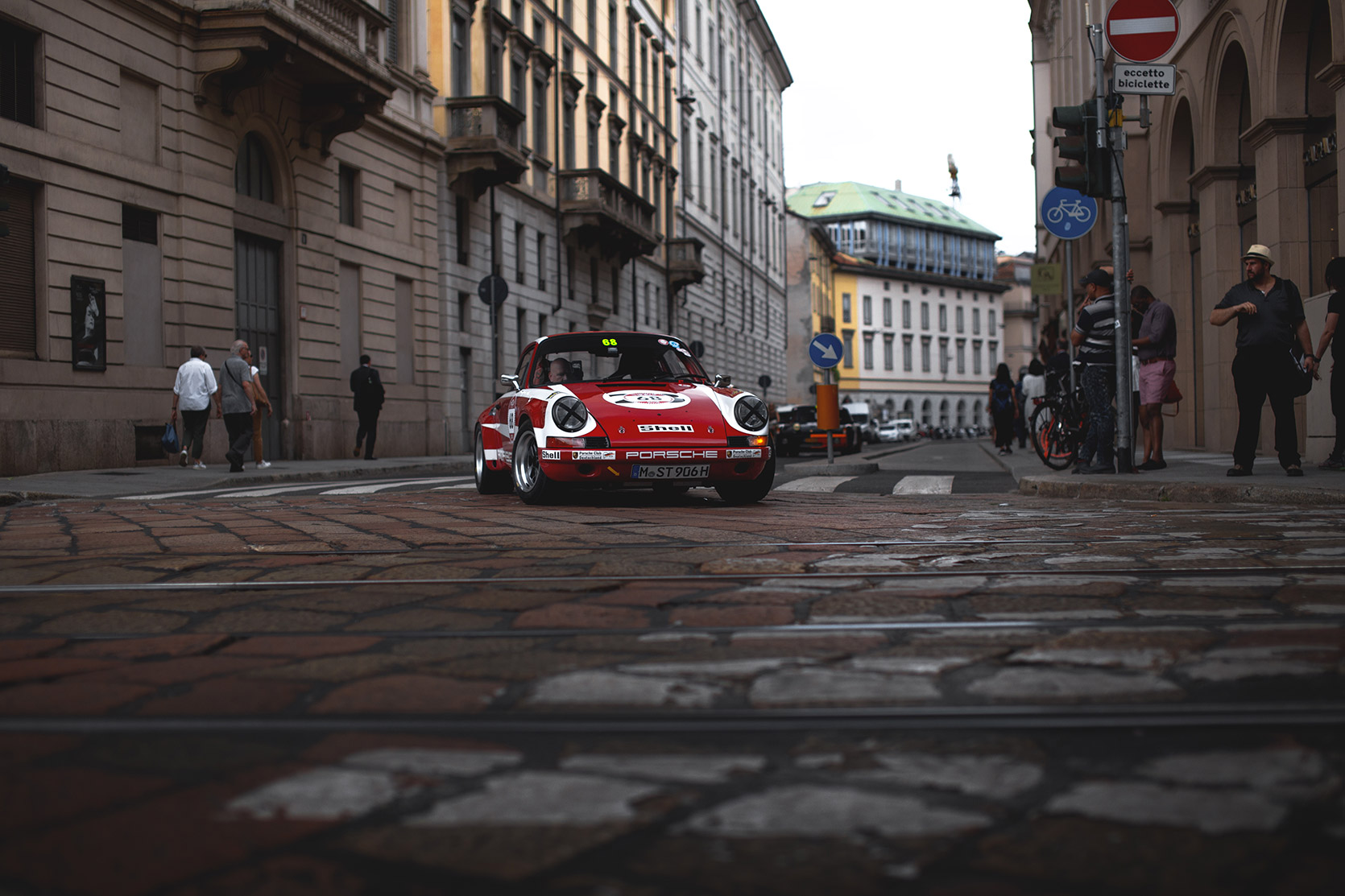 A Porsche 911 ST crossing the street in Milano at Modena 100 Ore