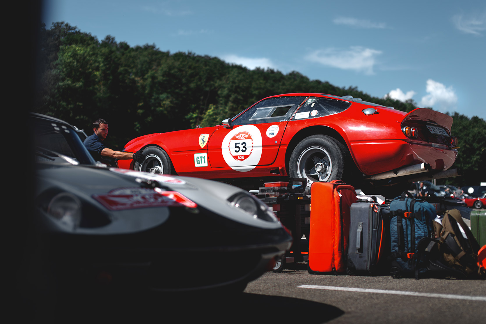 Unload a Ferrari Daytona 365 GTB4 from the trailer in the paddock of Audromo Varano De Melegari at Modena 100 Ore