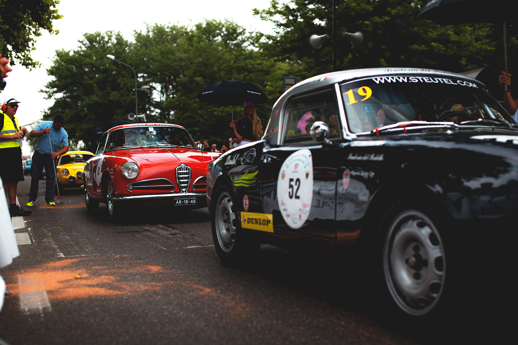 Starting line with an Alfa Romeo 1900 CSS and a Giulietta Spider at Vernasca Silver Flag