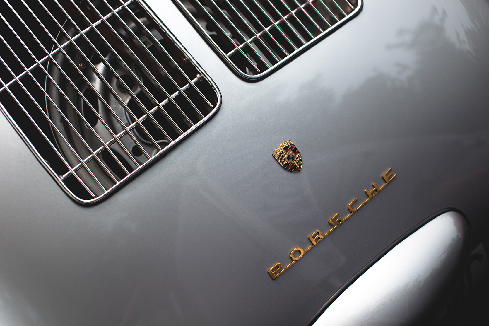 A Porsche 550 RS badge at Vernasca Silver Flag