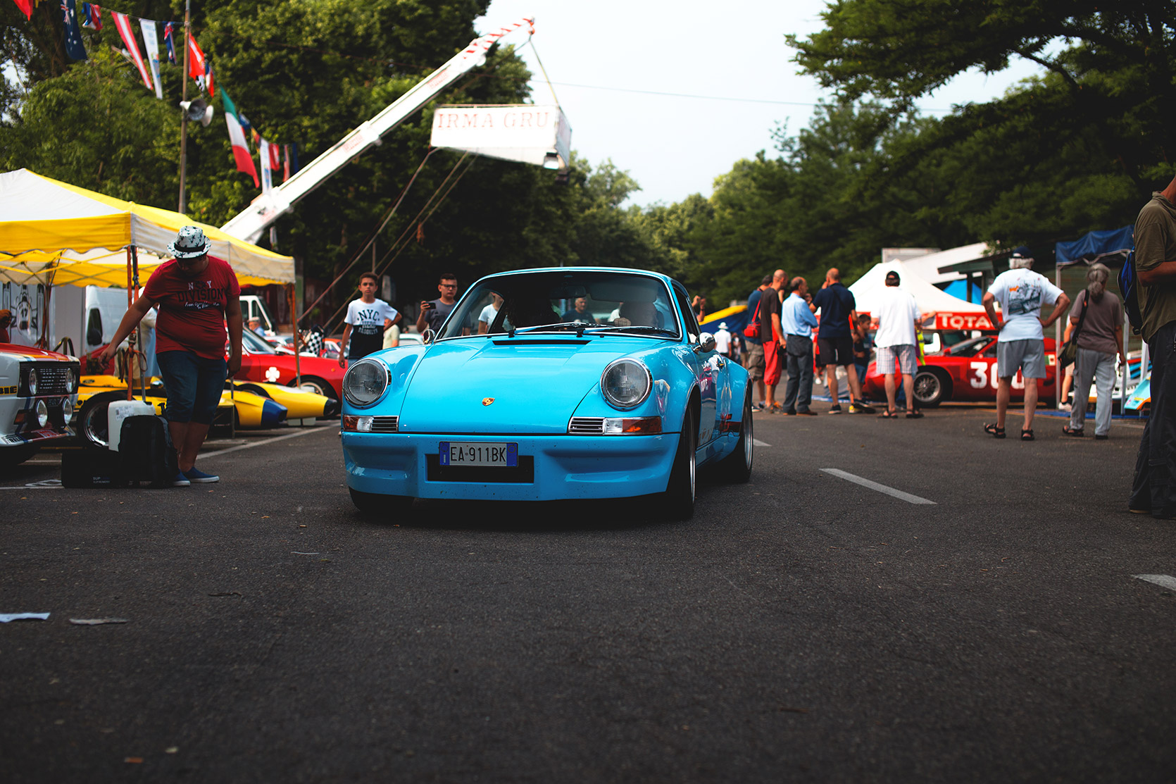 A Porsche 911 Carrera RSR arriving at Vernasca Silveer Flag